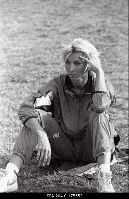 Kolmikhüppaja Virge Naeris vendade Tislerite korraldatud võistlustel "Augustiõhtu kergejõustikuga" Haapsalu staadionil.