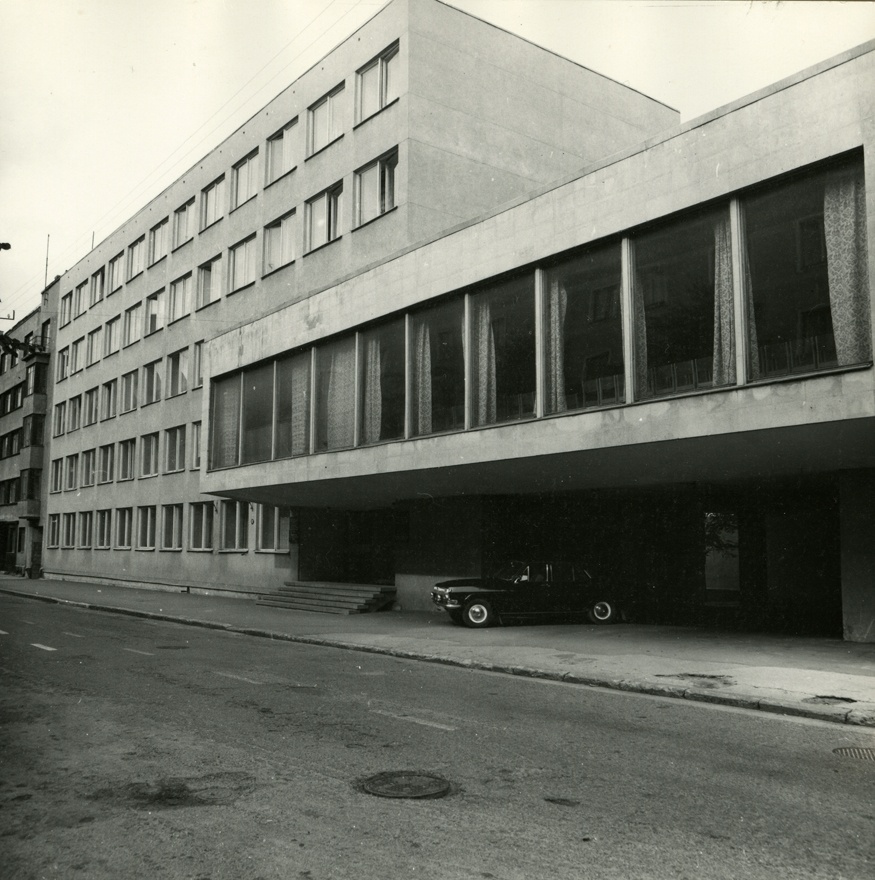 Administratiivhoone (EKP rajoonikomitee), hoone vaade. Arhitekt Heili Volberg