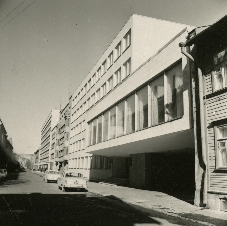 Administratiivhoone (EKP rajoonikomitee), vaade piki tänavat. Arhitekt Heili Volberg