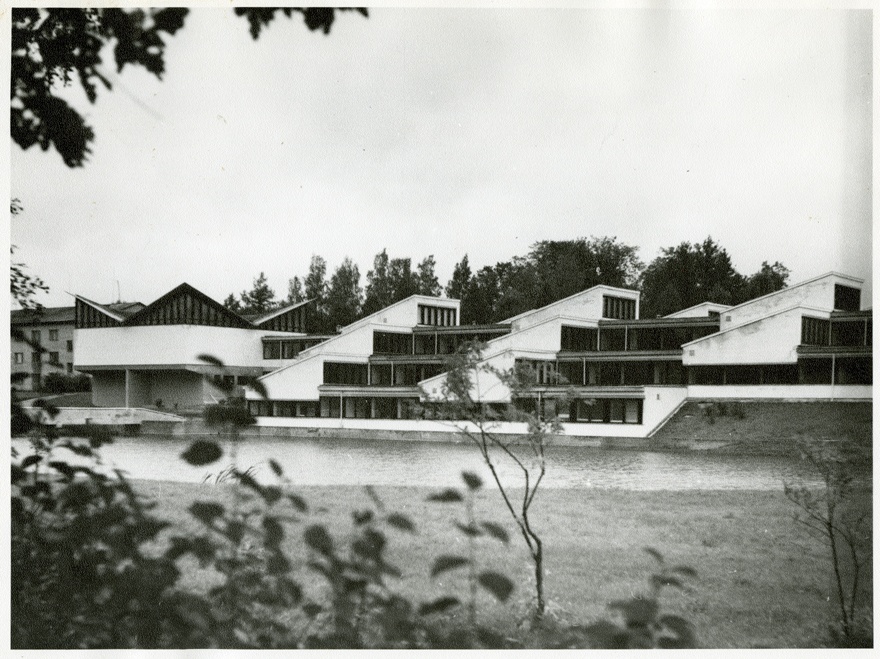 Jäneda tehnikumi õppehoone, vaade üle vee. Arhitekt Valve Pormeister