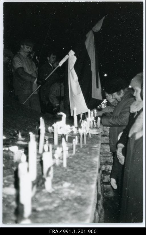 Küünalde süütamine Harju tänaval märtsipommitamise mälestusõhtul