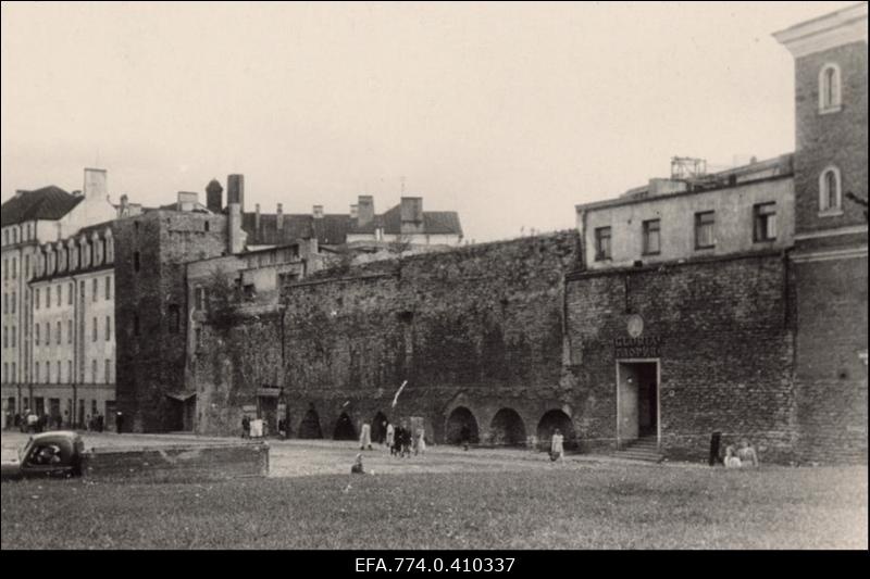 Vaade Harju tänava haljasalalt Müürivahe tänavale, paremal restoran "Gloria" sissekäik.
