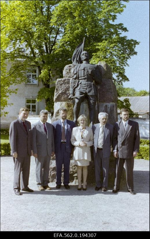Põhjamaade kaitseministrite kohtumine Kuressaares. Vasakult: Rootsi kaitse-minister Björn von Sydow, Leedu kaitse-minister Ceslovas Stankevicius, Taani kait-seminister Hans Hakerup, Soome kaitse-minister Anneli Taina, Norra kaitseminister Jorgen Kosmo, Eesti kaitseminister Andrus Öövel.