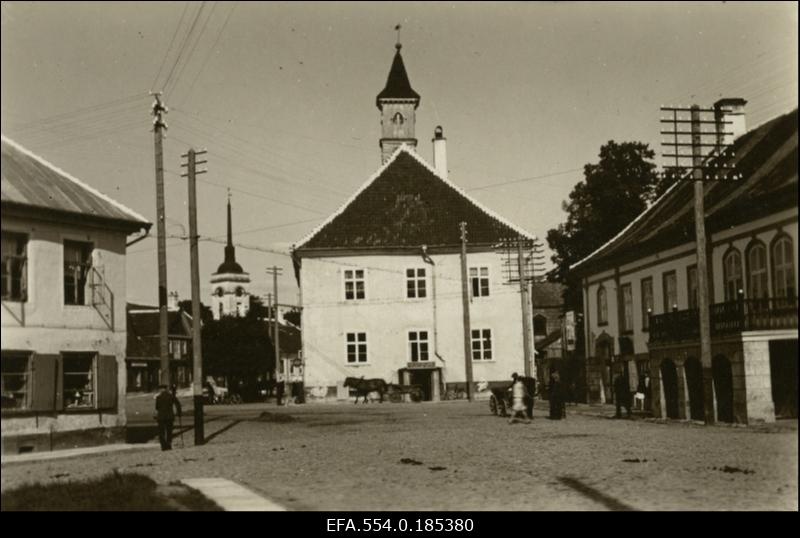 Vaade Kuressaare raekojale, taga vasakul Laurentsiuse kirik.