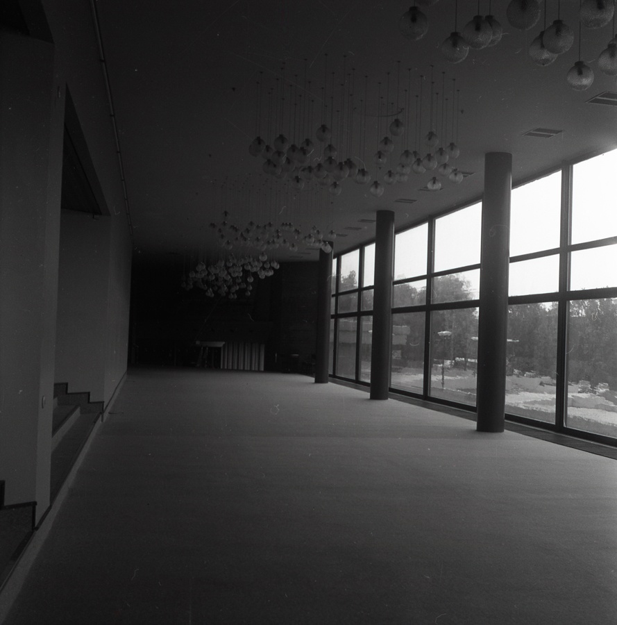 Teater Ugala Viljandis, sisevaade koridorile. Arhitektid Irina Raud, Inga Orav, Kalju Luts; sisearhitekt Mait Summatavet