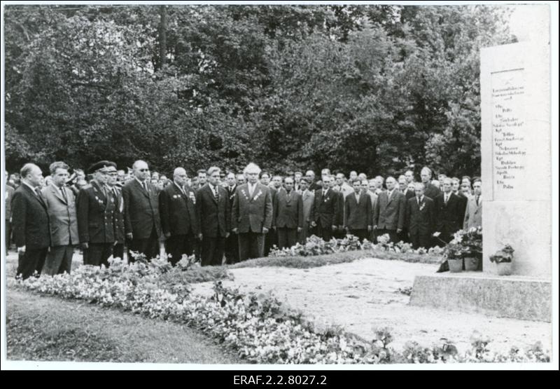Pidulik tseremoonia Kuressaares lossiplatsil Teises maailmasõjas langenute mälestuseks püstitatud monumendi juures. Osalevad Johannes Undusk,?, Karl Aru, Johan Lombak, Aleksei Müürisepp, August Feldman, Jüri Suurhans. Paremal monument
