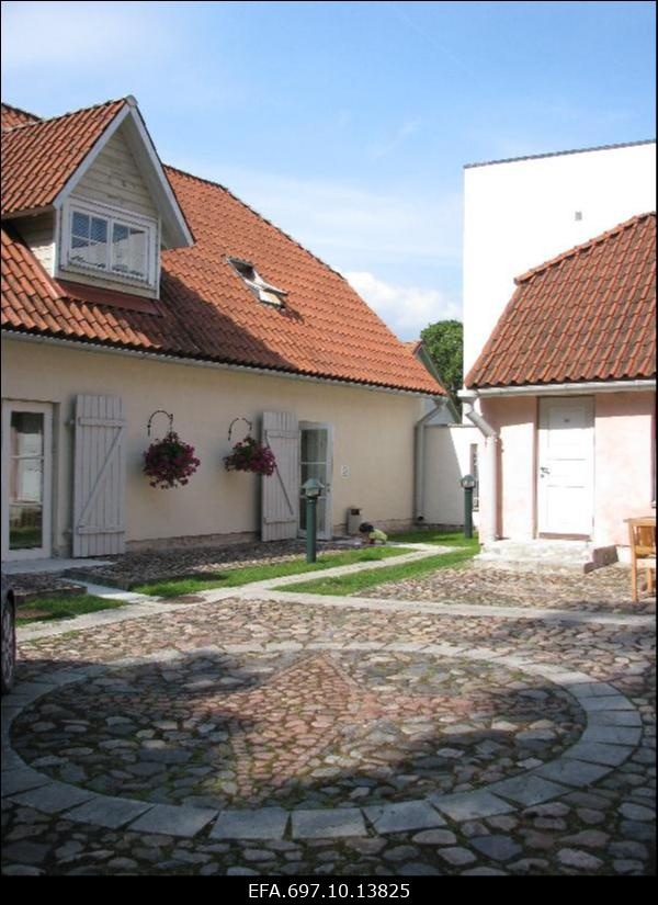 Kuressaare Lossi tänav 6 siseõu.
