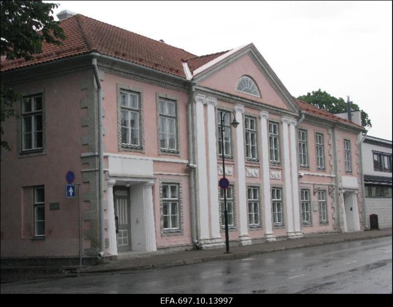 Hoone Kuressaare peatänaval.