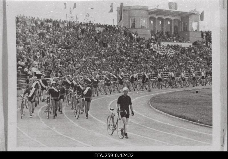 Jalgratturid-tähesõitjad raportitega kõigist rajoonidest Eesti NSV IX ametiühingute suvespartakiaadi avapäeval Komsomoli nimelisele staadionile saabumas.