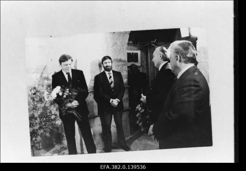 Kunstnik Hugo Mitt oma tööde Saaremaa pildid näituse avamisel Kuressaare lossis. Vasakult 2. Eesti NSV Kunstnike Liidu sekretär Heinz Valk.