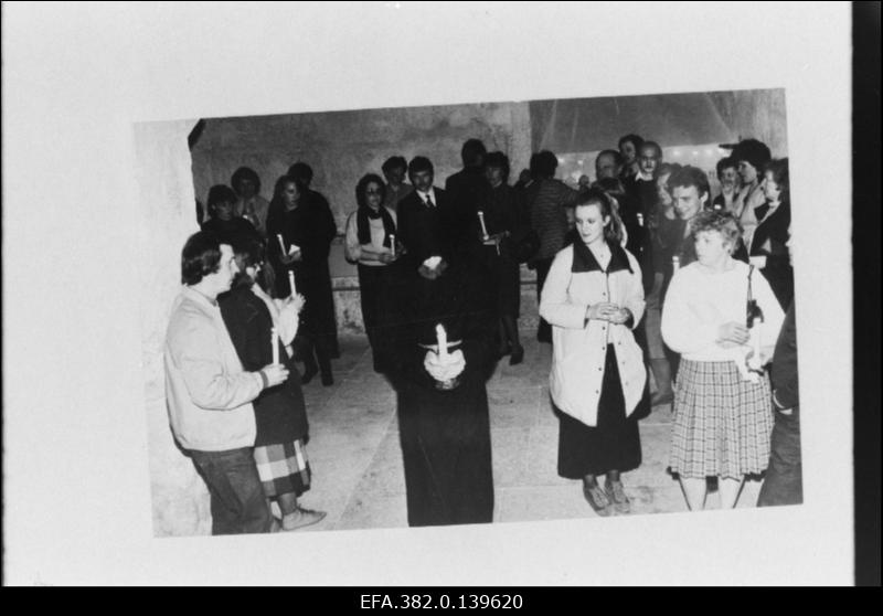 Viljandi Kultuurikooli lõpetaja Sven Aaviku lavastatud volbriöö Kuressaare lossis.