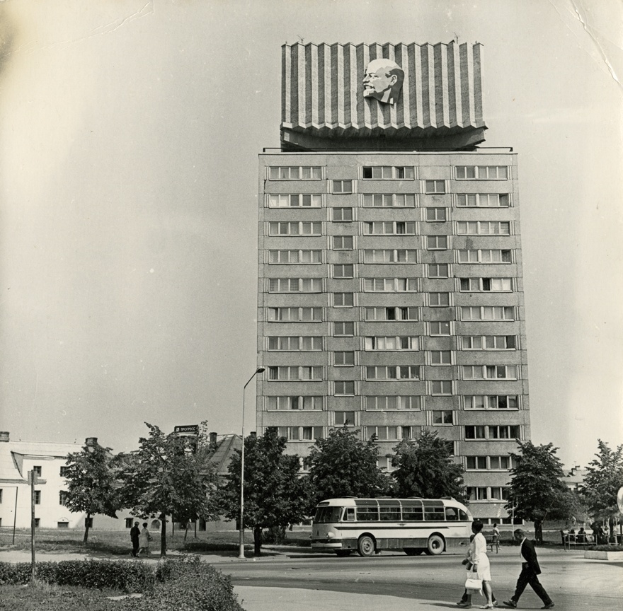 Narva veetorn-elamu, hoone vaade. Arhitektid Henno Sepmann, Mart Port