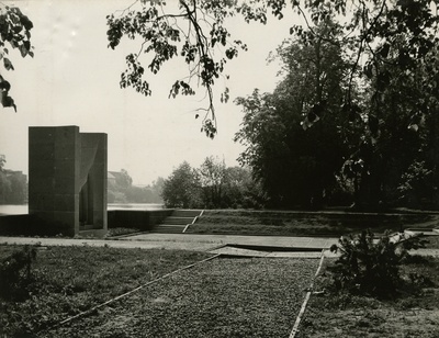 Raadi vennaskalmistu monument, 4 vaadet. Arhitekt Rein Luup  similar photo