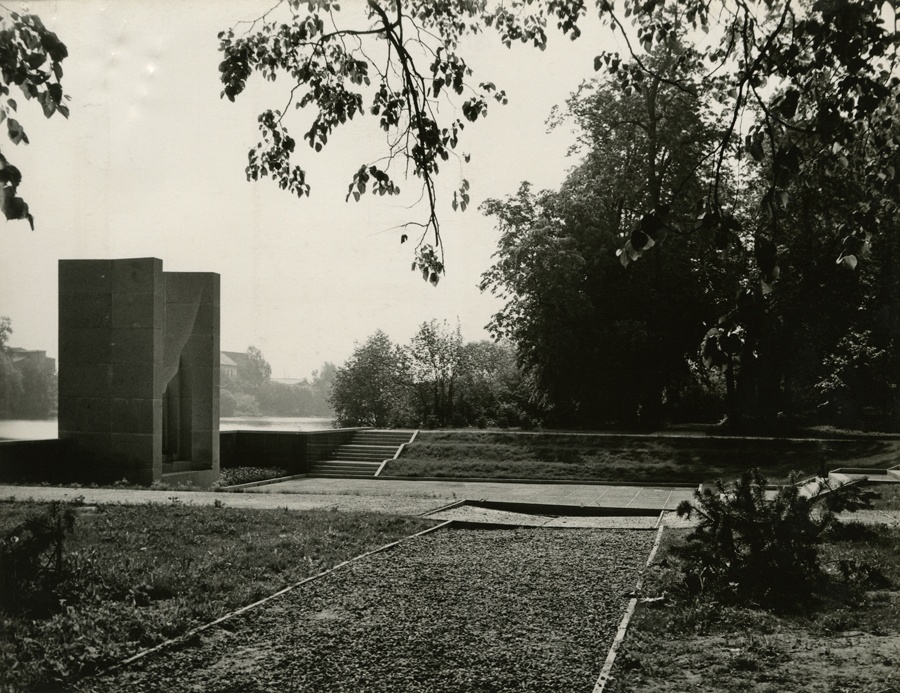 Raadi vennaskalmistu monument, 4 vaadet. Arhitekt Rein Luup