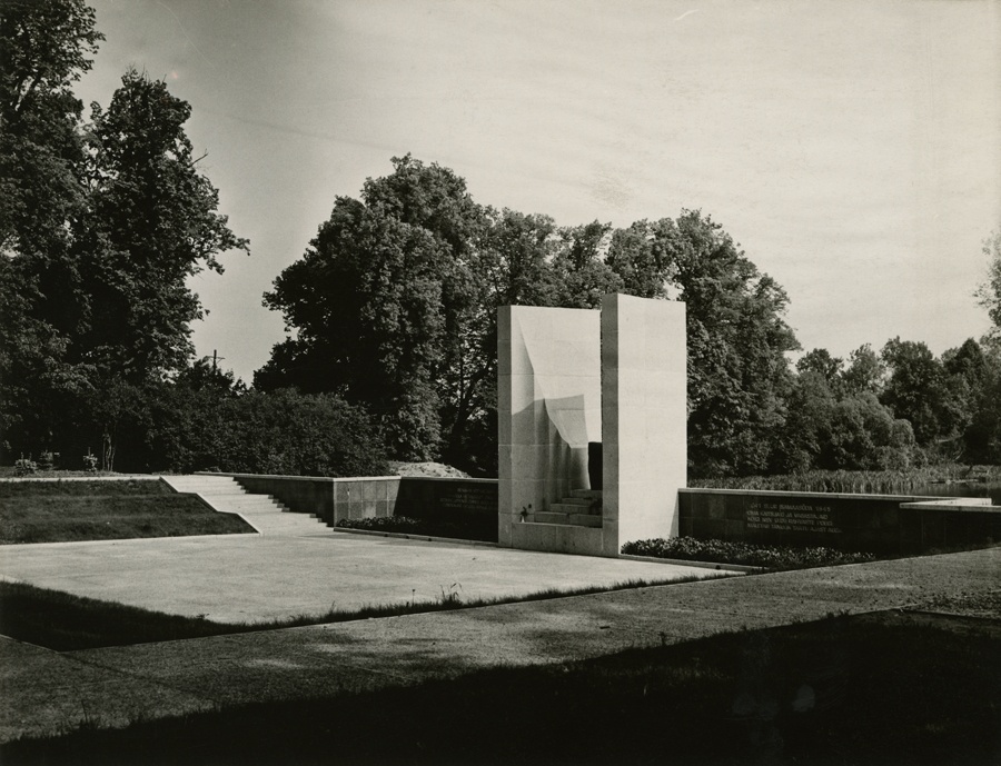 Raadi vennaskalmistu monument, 4 vaadet. Arhitekt Rein Luup
