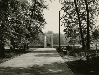 Raadi vennaskalmistu monument, 4 vaadet. Arhitekt Rein Luup  similar photo