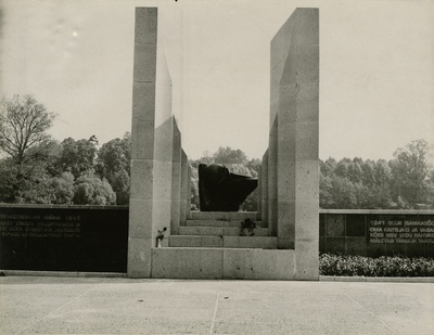 Raadi vennaskalmistu monument, 4 vaadet. Arhitekt Rein Luup  similar photo