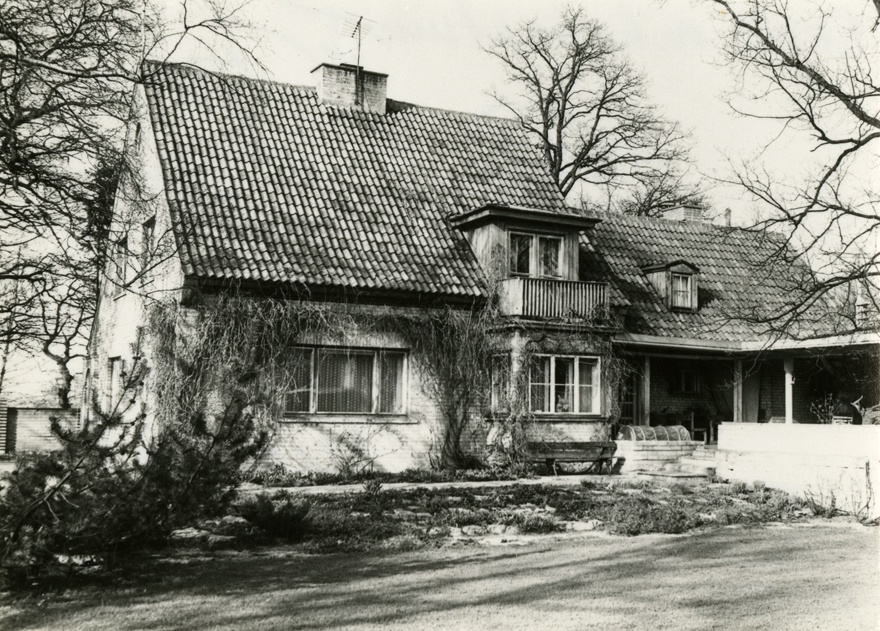 Eramu Maarjamäel, vaade aia poolt. Arhitekt Peeter Tarvas