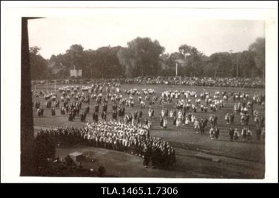 Rahvatantsupidu Kalevi staadionil.  duplicate photo