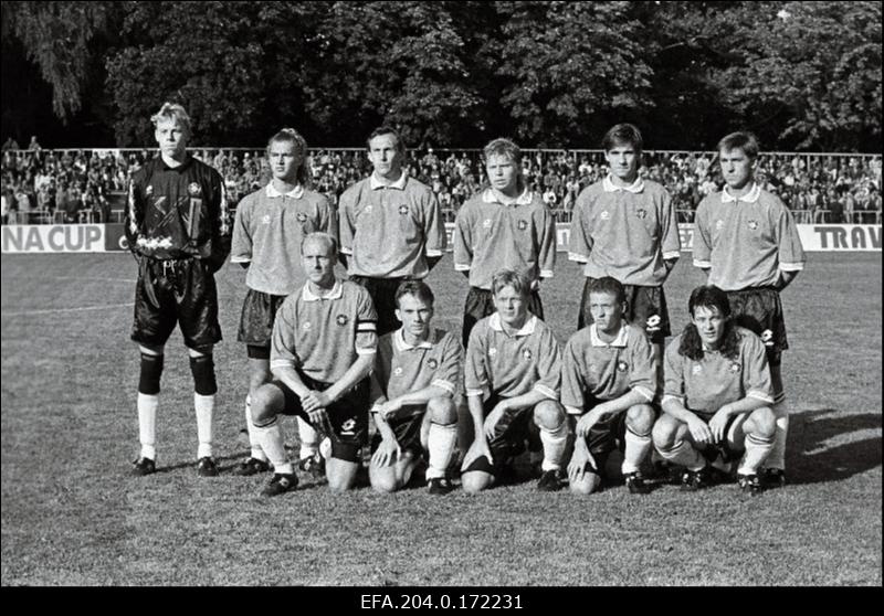 Eesti jalgpallikoondis Kadrioru staadionil enne kohtumist Šveitsiga. Teises reas vasakult 1.väravavaht Mart Poom, esimeses reas paremalt 1. Marko Kristal.