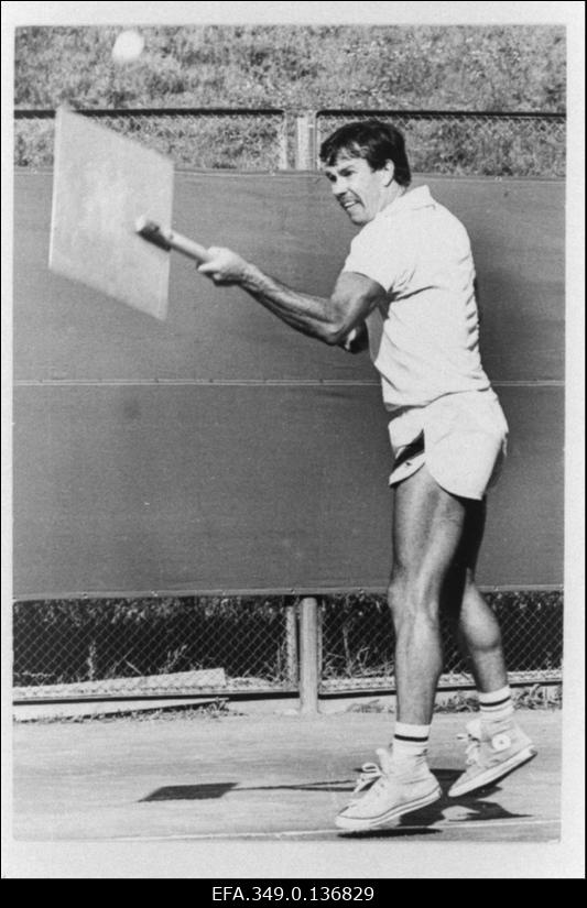 Korvpallur Aleksei Tammiste "Kalevi" tennisestaadionil metallist labidaga tennist mängimas.