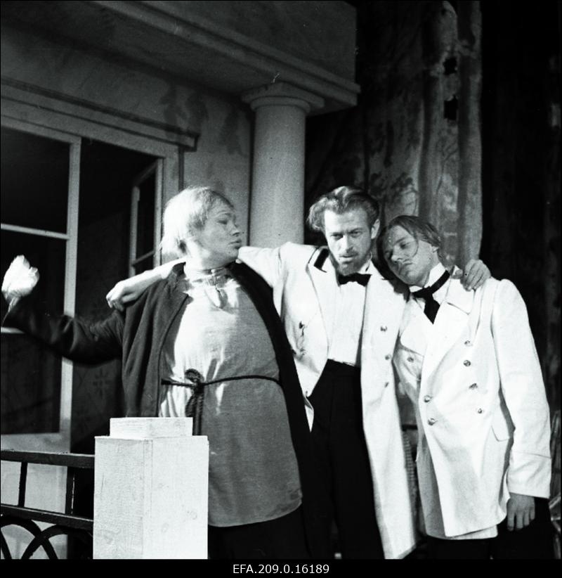 Stseen M. Gorki näidendist Barbarid V. Kingissepa nimelises TR Draamateatris. Vasakult: Griša - Jaanus Orgulas, Monahhov, Mavriiki Ossipovitš - Kaljo Kiisk, Drobjasgin - Harry Karro.