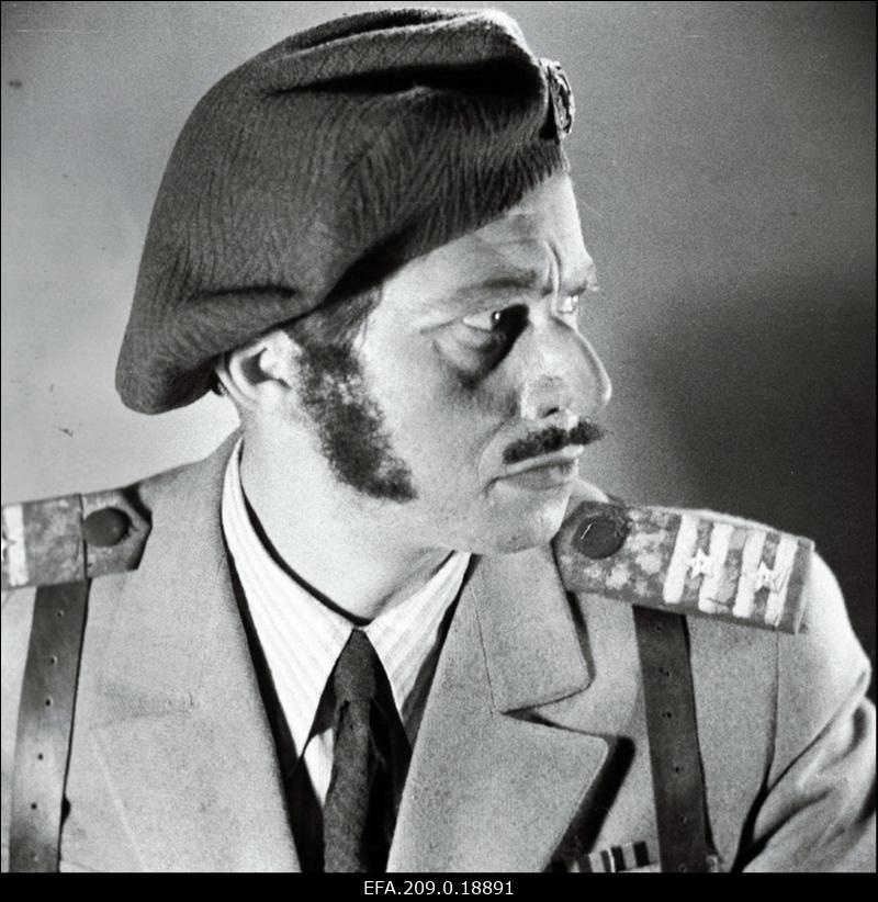 Näitleja Kaljo Kiisk inspitsiendi osas K. Simonovi näidendis Noormees meie linnast.