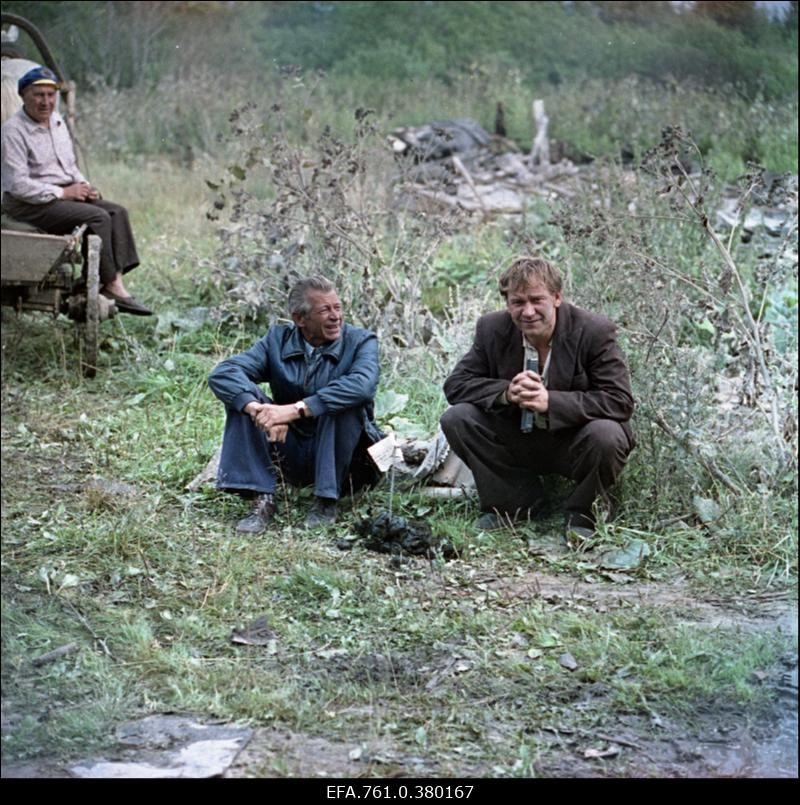 Filmi "Metskannikesed" võtted. Puhkepaus, režissöör Kaljo Kiisk
ja näitleja Tõnu Kark