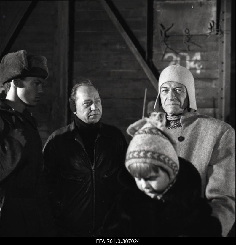 Filmi "Äratus" filmimine. Tõnu Kark Voldemar Rassi osas. Kaljo Kiisk Mõistuse Jaani osas. Liina Lintrop Väikese Liisi osas. Sõdur.