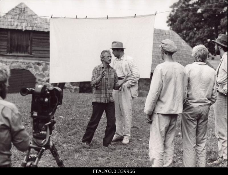 Foto mängufilmist "Nipernaadi". Režissöör Kaljo Kiisk ja Toomas Nipernaadi osatäitja Tõnu Kark. Seljaga  Pauluse osas Egon Nuter, Joonatani osas Margus Oopkaup, Peetruse osas Paul Poom.