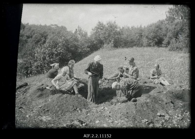 Alatskivi Kalevipoja säng. Pild. H. Moora 1952. a.