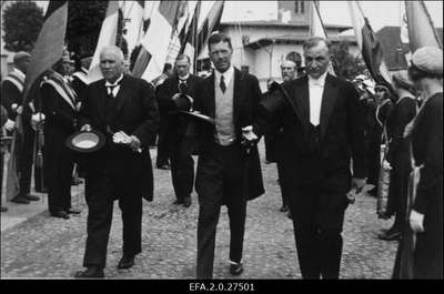 Rootsi kroonprints Gustav Adolf Eesti Vabariigi riigivanem J. Teemanti ja rektor J. Kõpuga teel Tartu ülikooli kirikust aulasse.  similar photo