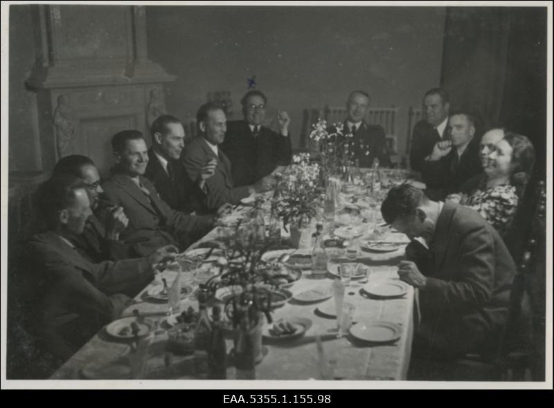 Räpina kõrgema algkooli endiste õpilaste koosviibimine 1940 a. Tartus ohvitseride kasiinos