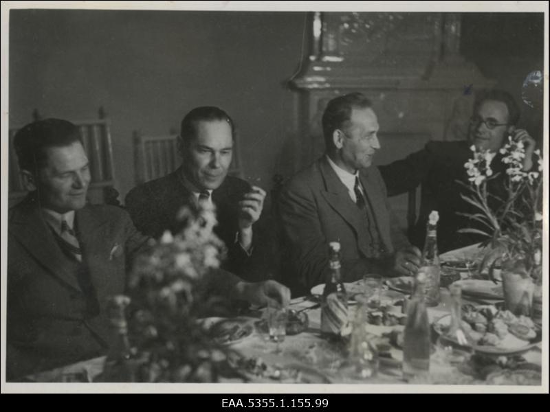 Räpina kõrgema algkooli endiste õpilaste koosviibimine 1940 a. Tartus ohvitseride kasiinos