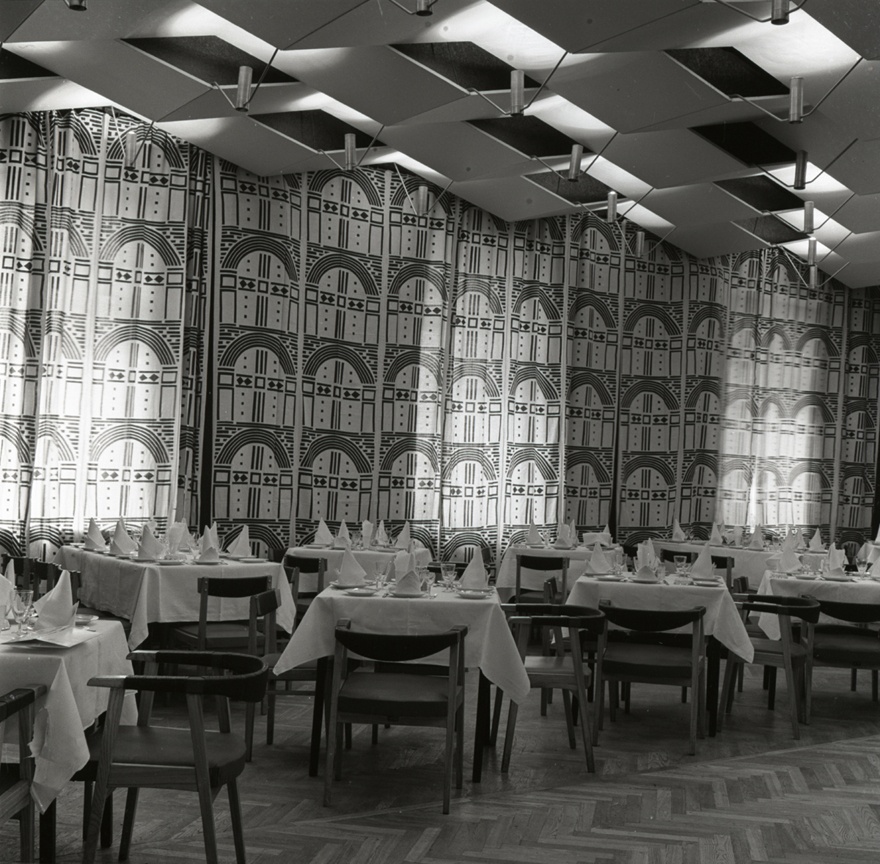 Restoran Gloria Tallinnas, restoranisaal. Kavandanud Väino Tamm, Leila Pärtelpoeg, Allan Murdmaa