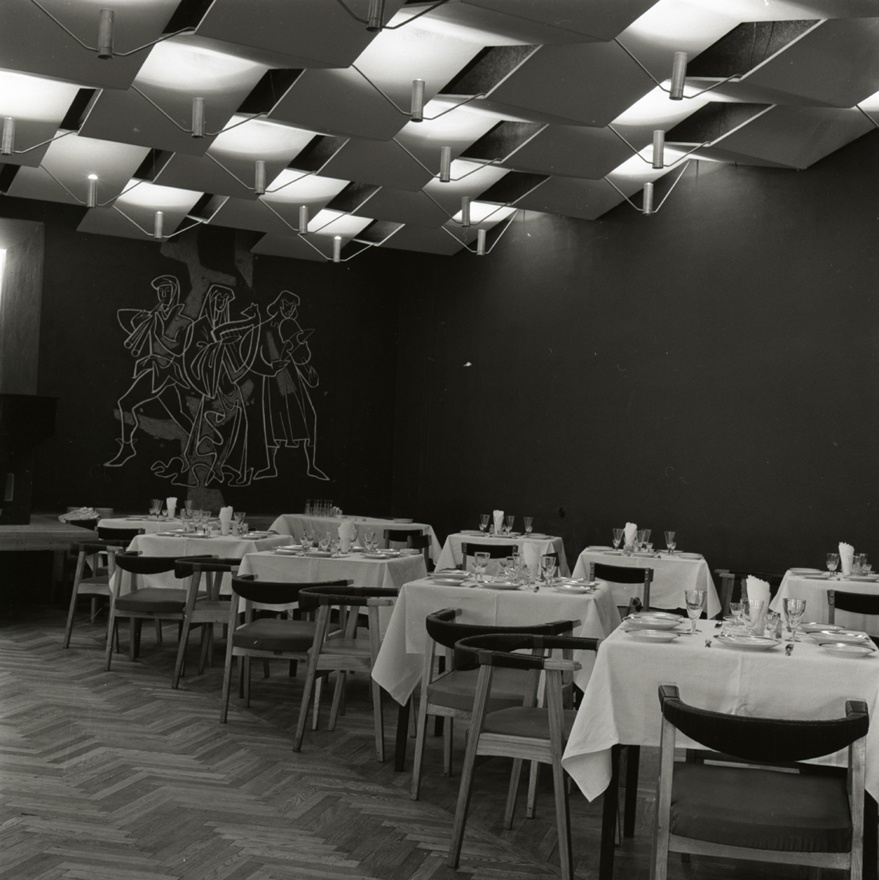 Restoran Gloria Tallinnas, restoranisaal. Kavandanud Väino Tamm, Leila Pärtelpoeg, Allan Murdmaa