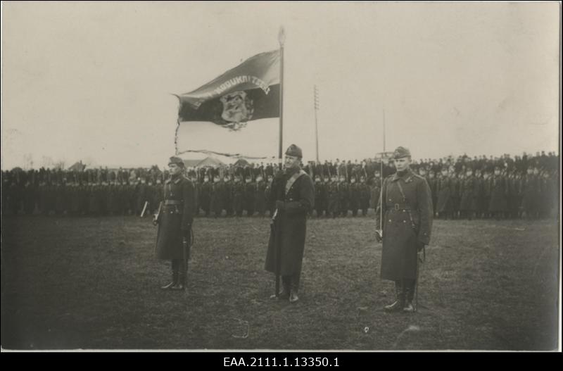 Eesti 5. Jalaväerügemendile 10. aastapäeva puhul lipu andmine Rakveres 25.11.1928, lipp üleantuna väeosa ees