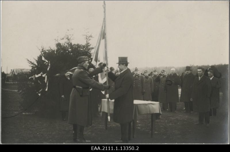 Eesti 5. Jalaväerügemendile 10. aastapäeva puhul lipu andmine Rakveres 25.11.1928, riigivanem Jaan Tõnisson lipu rügemendiülem kolonel Paavian'ile (Pavian, Paavijaan, al 1938 Pallandi) üle andmas