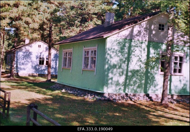 Nõukogude armee poolt ehitatud ja hiljem renoveeritud barakid Naissaarel.