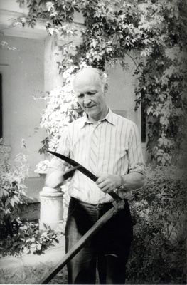 Arnold Allik vikatit luiskamas kantseleihoone ees 1986.a.  similar photo