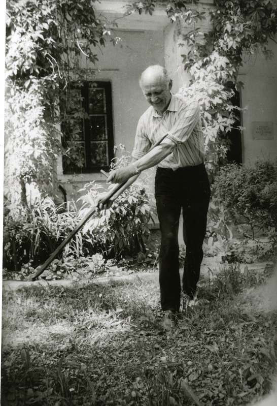 Arnold Allik kantseleihoone ees muru niitmas 1986.a.