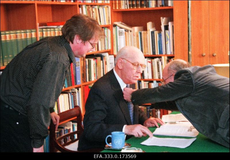 Presidendi Lennart Meri (keskel) vanaaastakõne lindistuse ettevalmistamine Eesti Televisoonile  presidendi elukohas Viimsis.