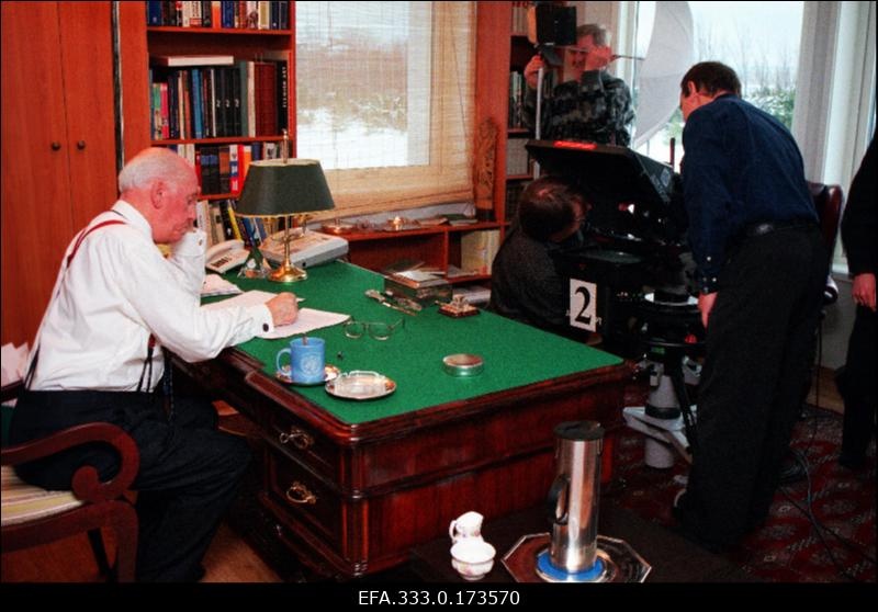Presidendi Lennart Meri (keskel) vanaaastakõne lindistuse ettevalmistamine Eesti Televisoonile  presidendi elukohas Viimsis.