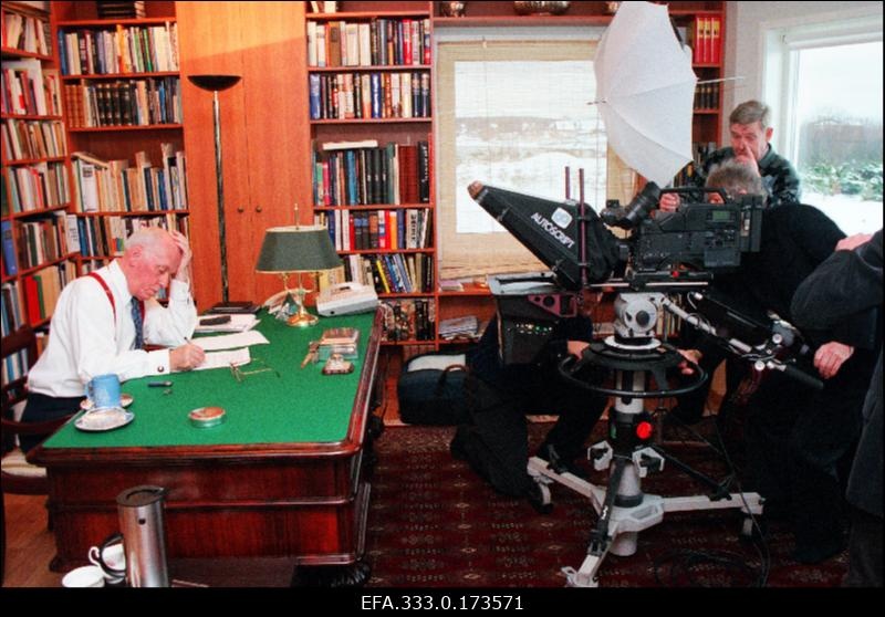 Presidendi Lennart Meri (keskel) vana-aastakõne lindistuse ettevalmistamine Eesti Televisoonile  presidendi elukohas Viimsis.