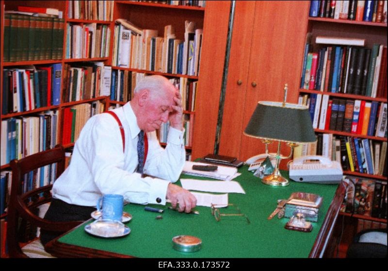 President Lennart Meri vana-aastakõnet ette valmistamas Eesti Televisiooni jaoks oma elukohas Viimsis.