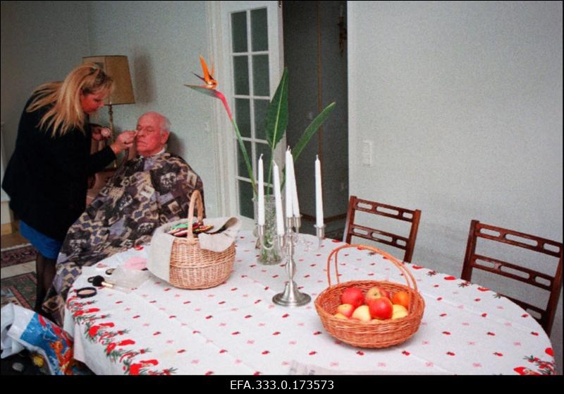 President Lennart Meri grimeerimine vana-aastakõne lindistuseks Eesti Televisiooni poolt oma elukohas Viimsis.