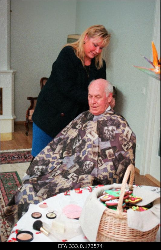 President Lennart Meri grimeerimine vana-aastakõne lindistuseks Eesti Televisiooni poolt oma elukohas Viimsis.