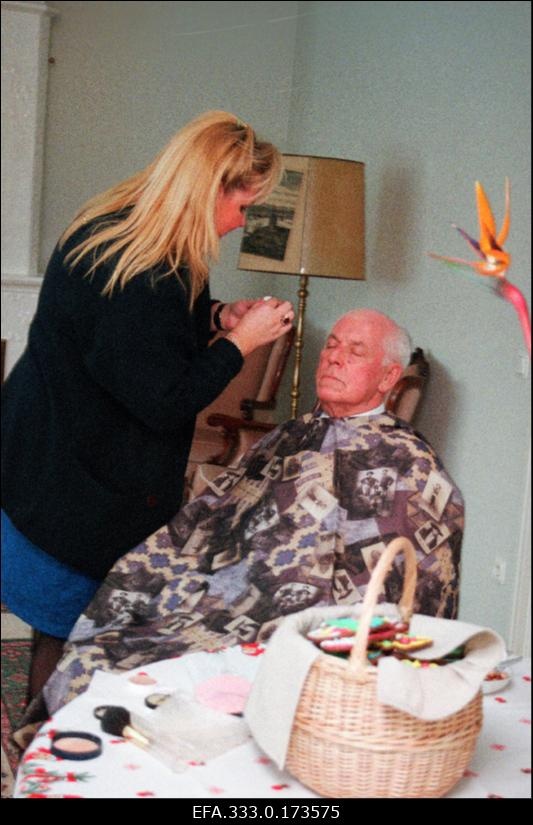 President Lennart Meri grimeerimine vana-aastakõne lindistuseks Eesti Televisiooni poolt oma elukohas Viimsis.