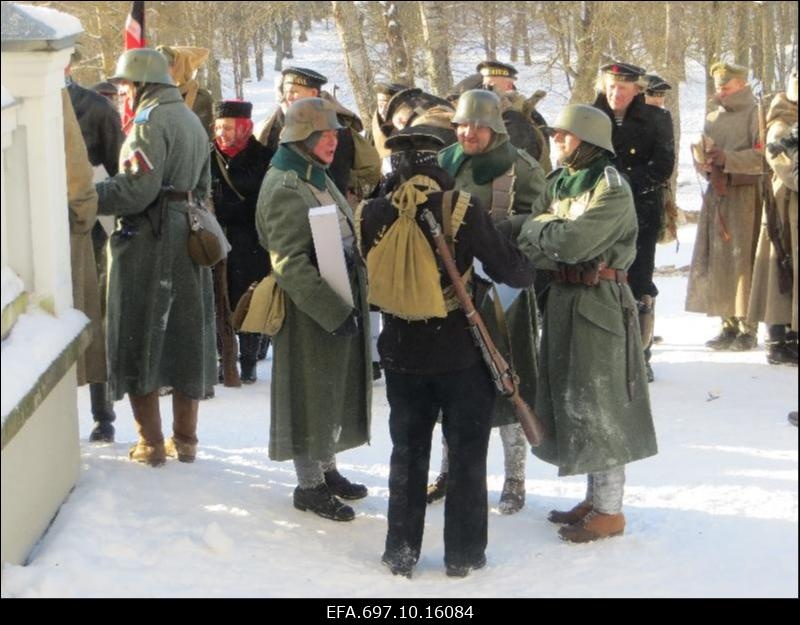Taaslavastuslahing Viimsi mõisa pargis. Etendatakse Vabadussõja lahingut.
