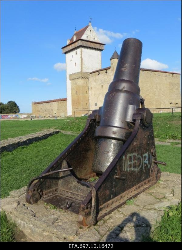 Suurtükk Narva linnuse hoovis.